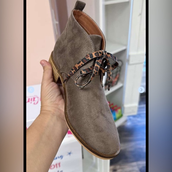 Corkys Hey Girl Totes Leopard Laces Booties Boots Size 8 Like New - Picture 3 of 15